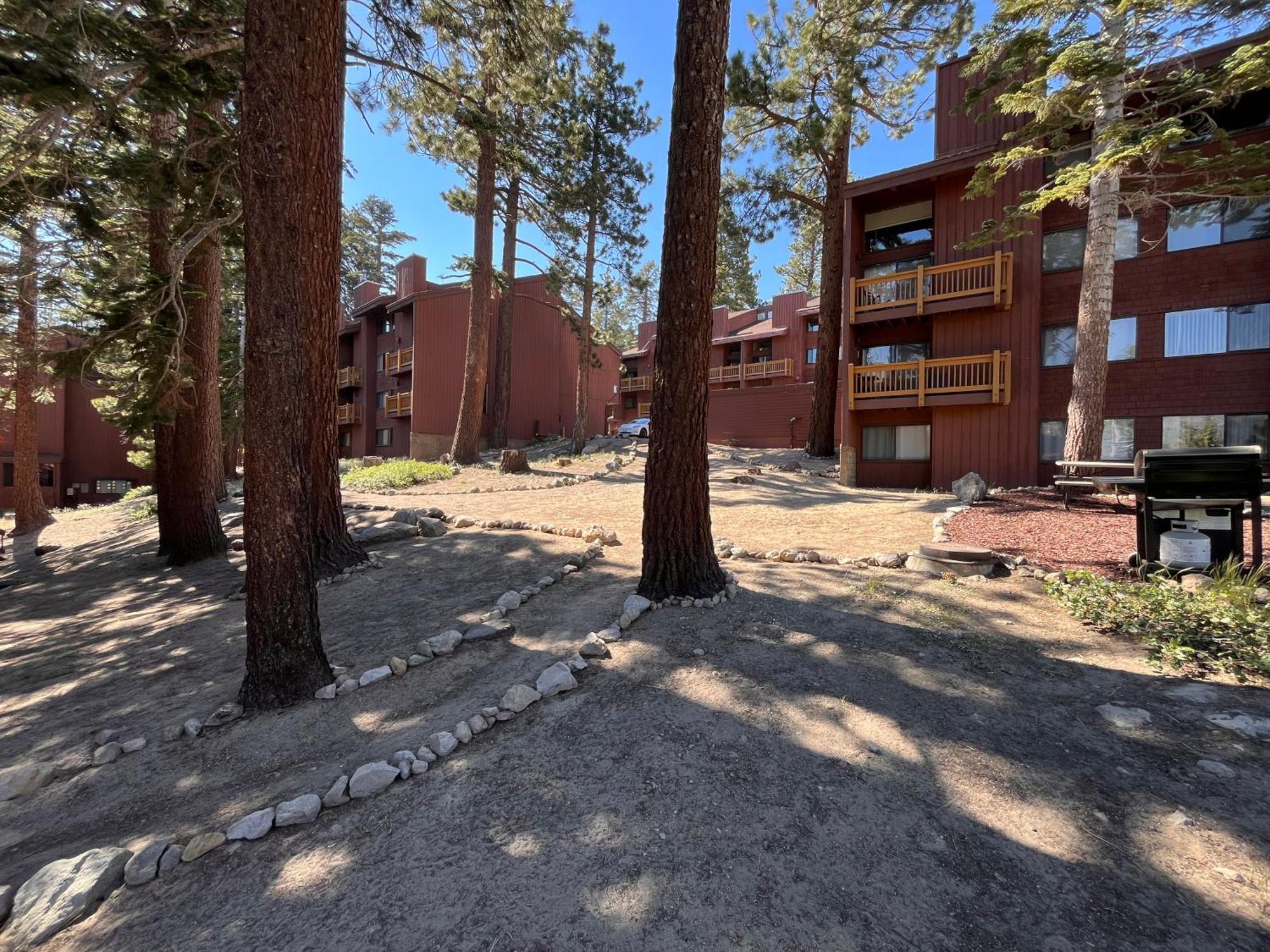 Apartment Cozy With Loft At Mammoth & Racquet Club, Hot Tub, Garage, 10 Min Walk To Lifts
