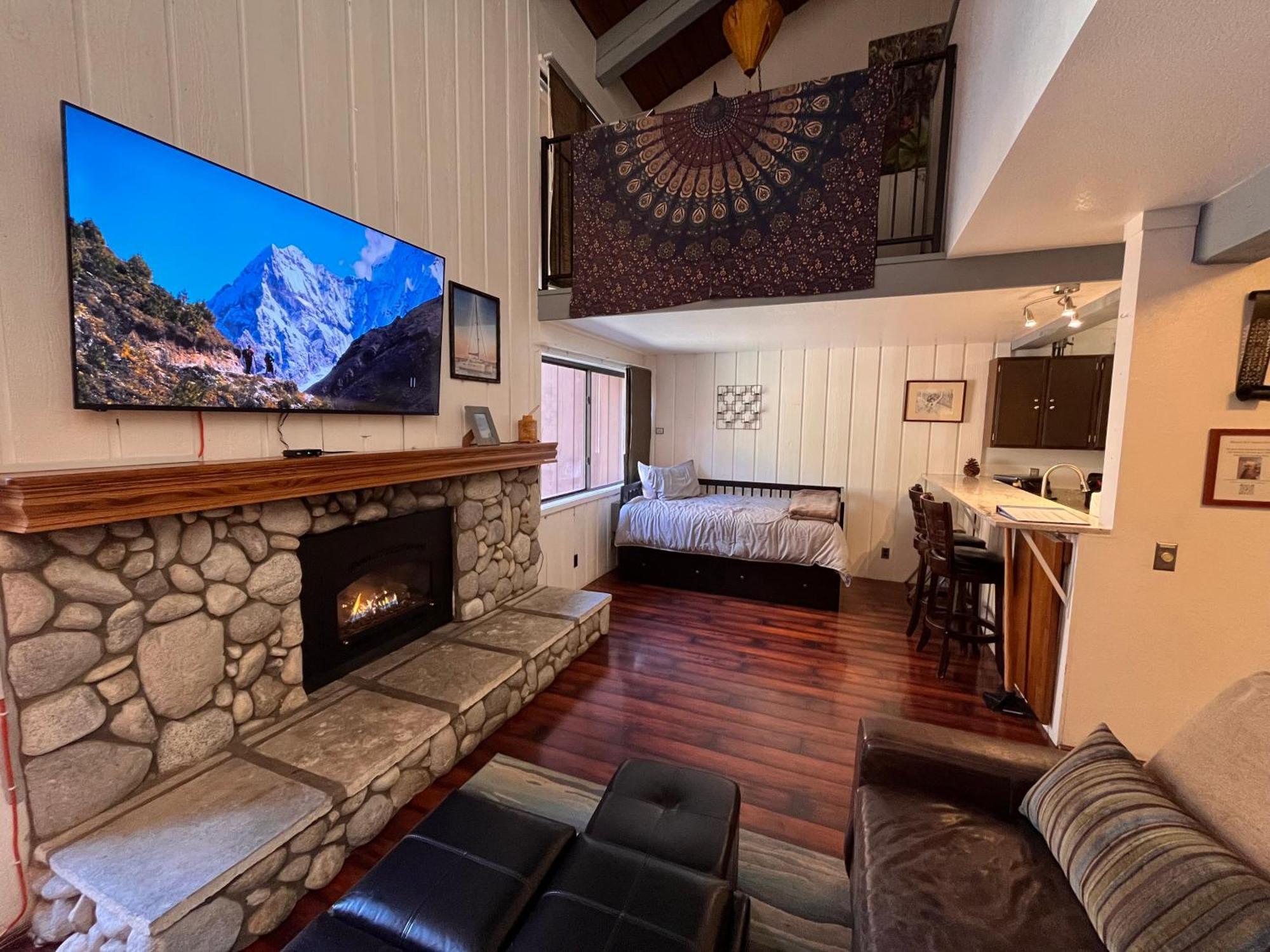 Apartment Cozy With Loft At Mammoth & Racquet Club, Hot Tub, Garage, 10 Min Walk To Lifts